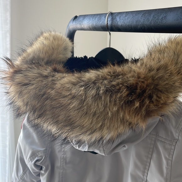 Canada Goose (resell) - Picture 3 of 8